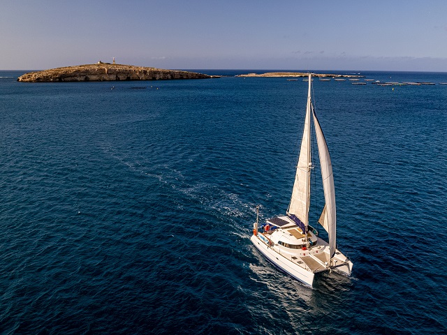 Catamaran 410 <small><br/ > Full Day €1090 <br/ > Capacity 15 </small>